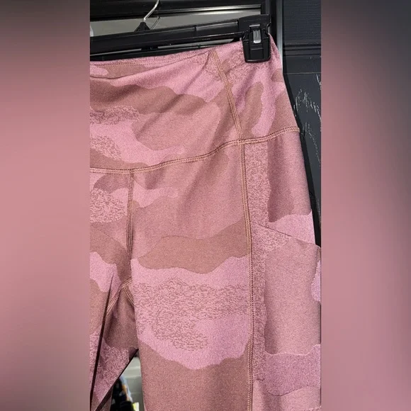 The North Face Women’s Pink Camo Pocket Leggings Size Medium Athletic Workout - Picture 3 of 4